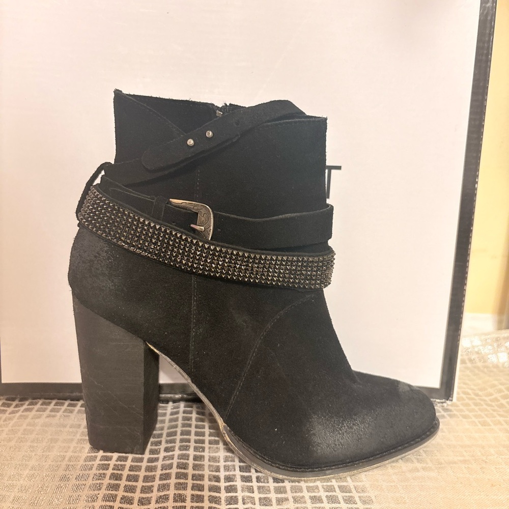 Nine West Black Heeled Boots Sleek Design